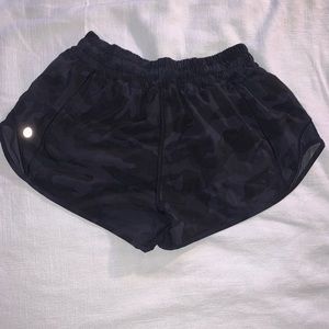 Lululemon hotty hot 2.5 inch shorts camo